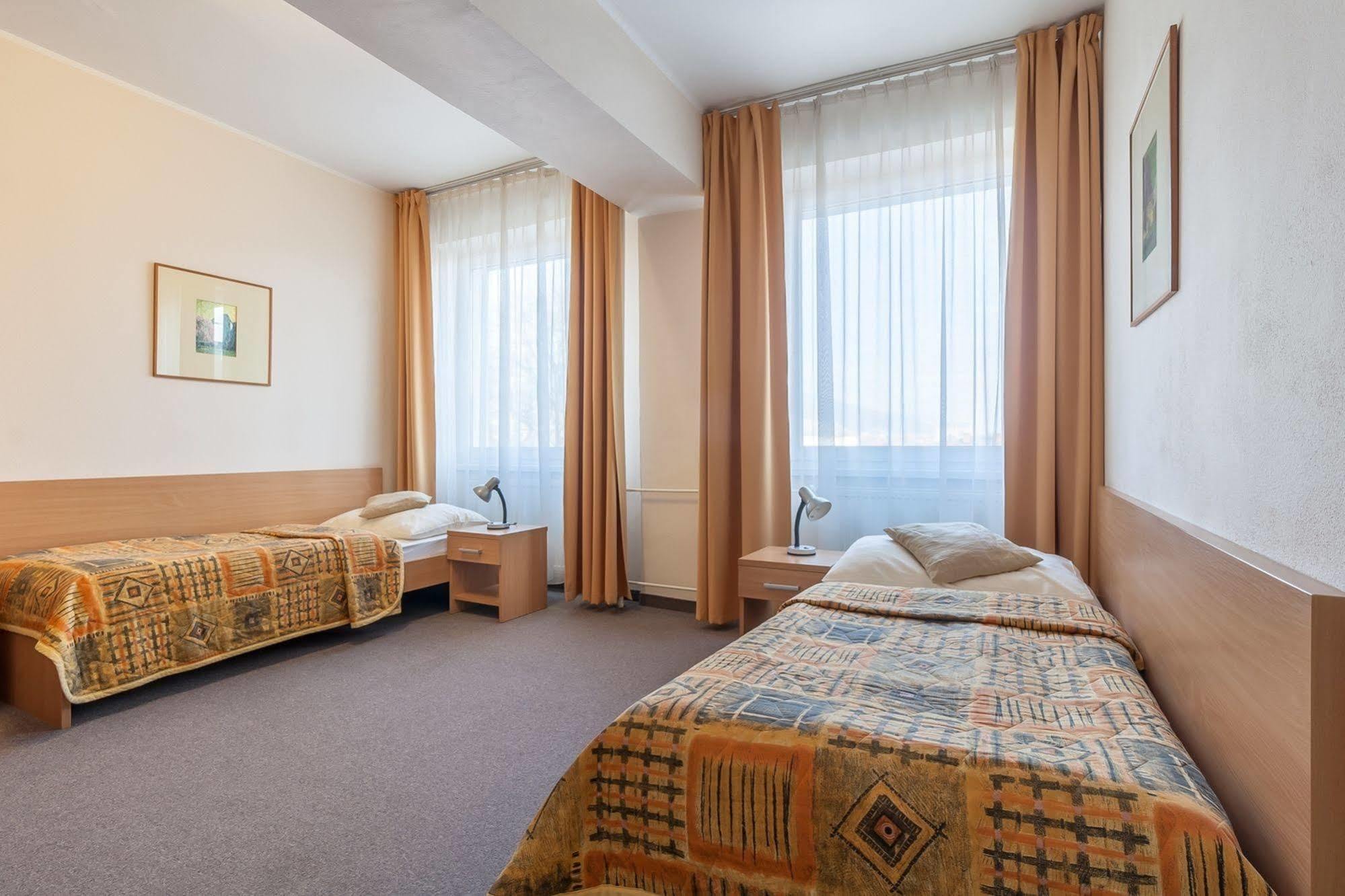 Hotel Karpatia Гуменне Экстерьер фото