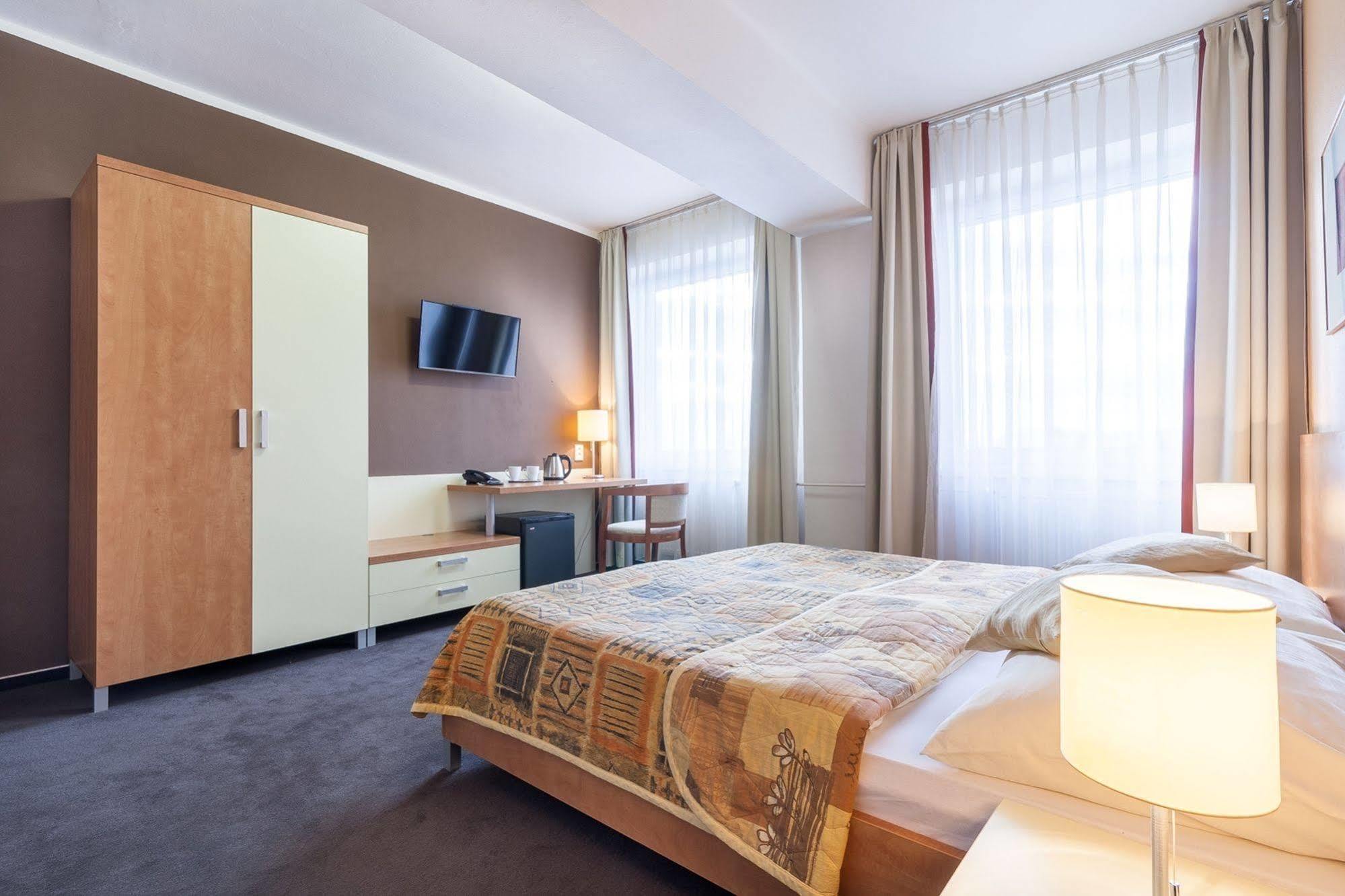 Hotel Karpatia Гуменне Экстерьер фото