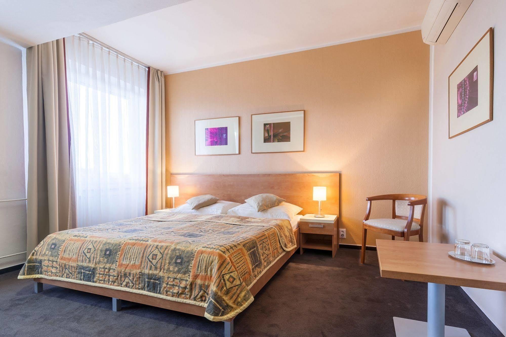 Hotel Karpatia Гуменне Экстерьер фото